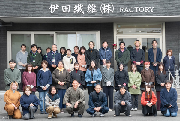伊田繊維社員集合写真